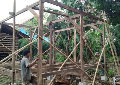 Pembuatan Kandang Kambing Tahap 50% Desa Gondang